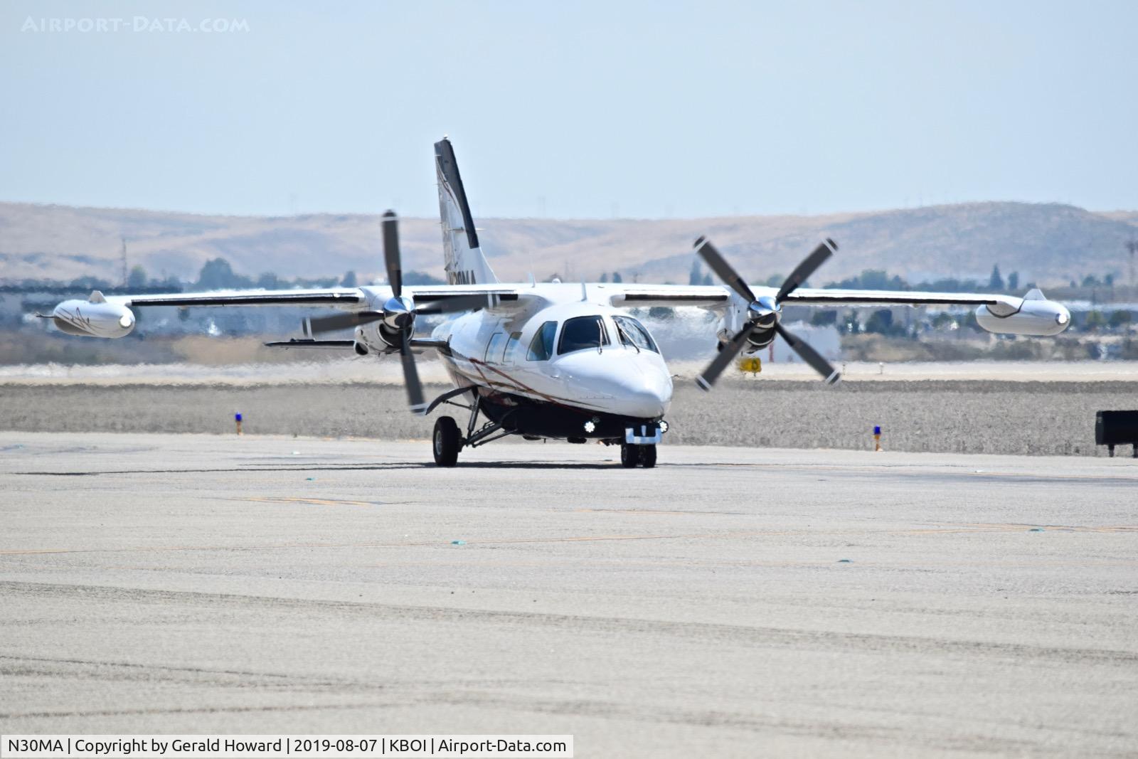 N30MA, 1978 Mitsubishi MU-2B-26A C/N 371SA, Taxiing on Alpha.