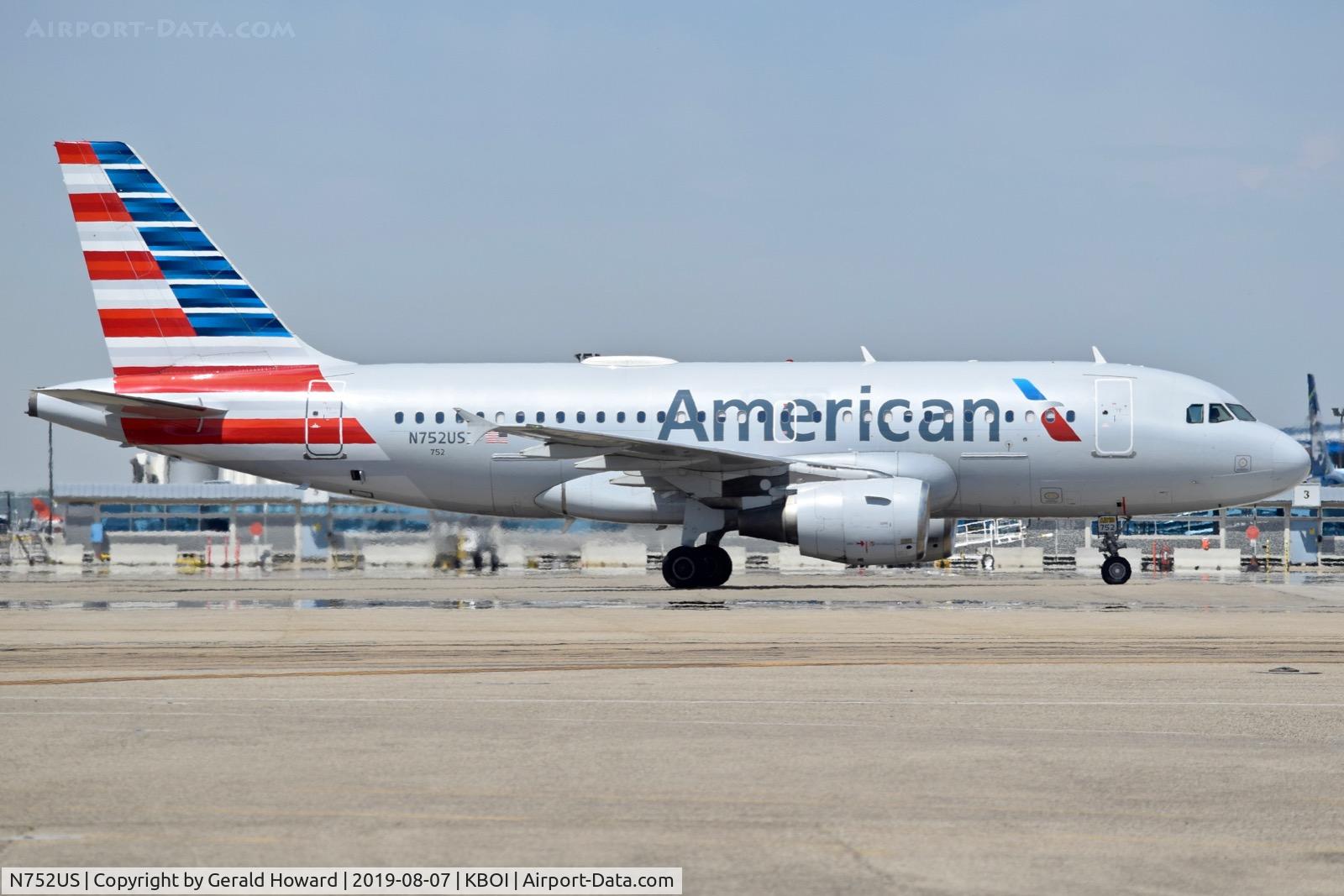 N752US, 2000 Airbus A319-112 C/N 1319, Taxiing to the gate.