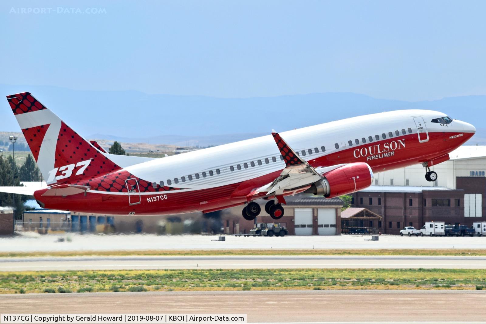 N137CG, 1995 Boeing 737-3H4 C/N 27700, Climb out form RWY 28R.