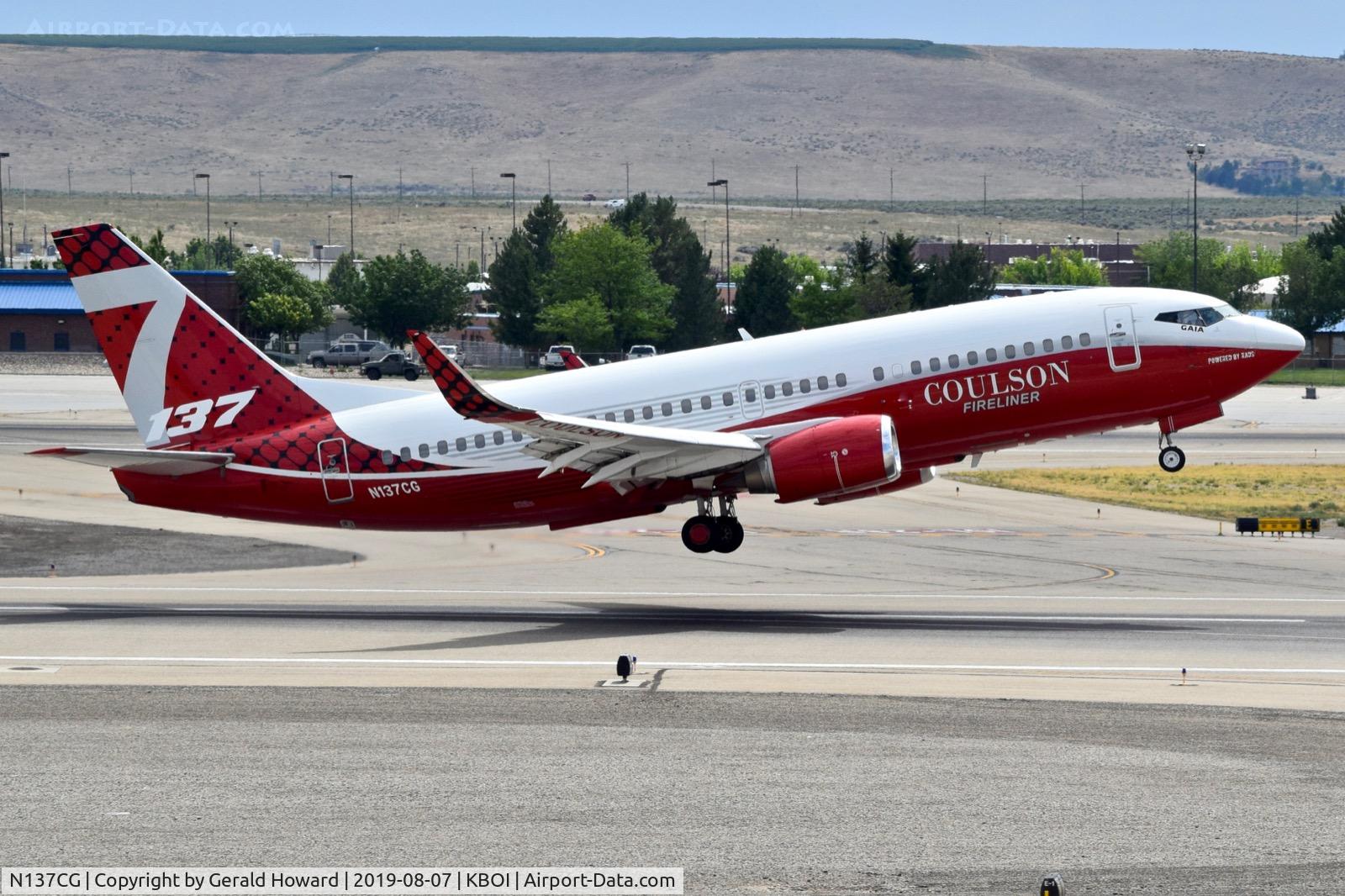 N137CG, 1995 Boeing 737-3H4 C/N 27700, Climb out form RWY 28R.