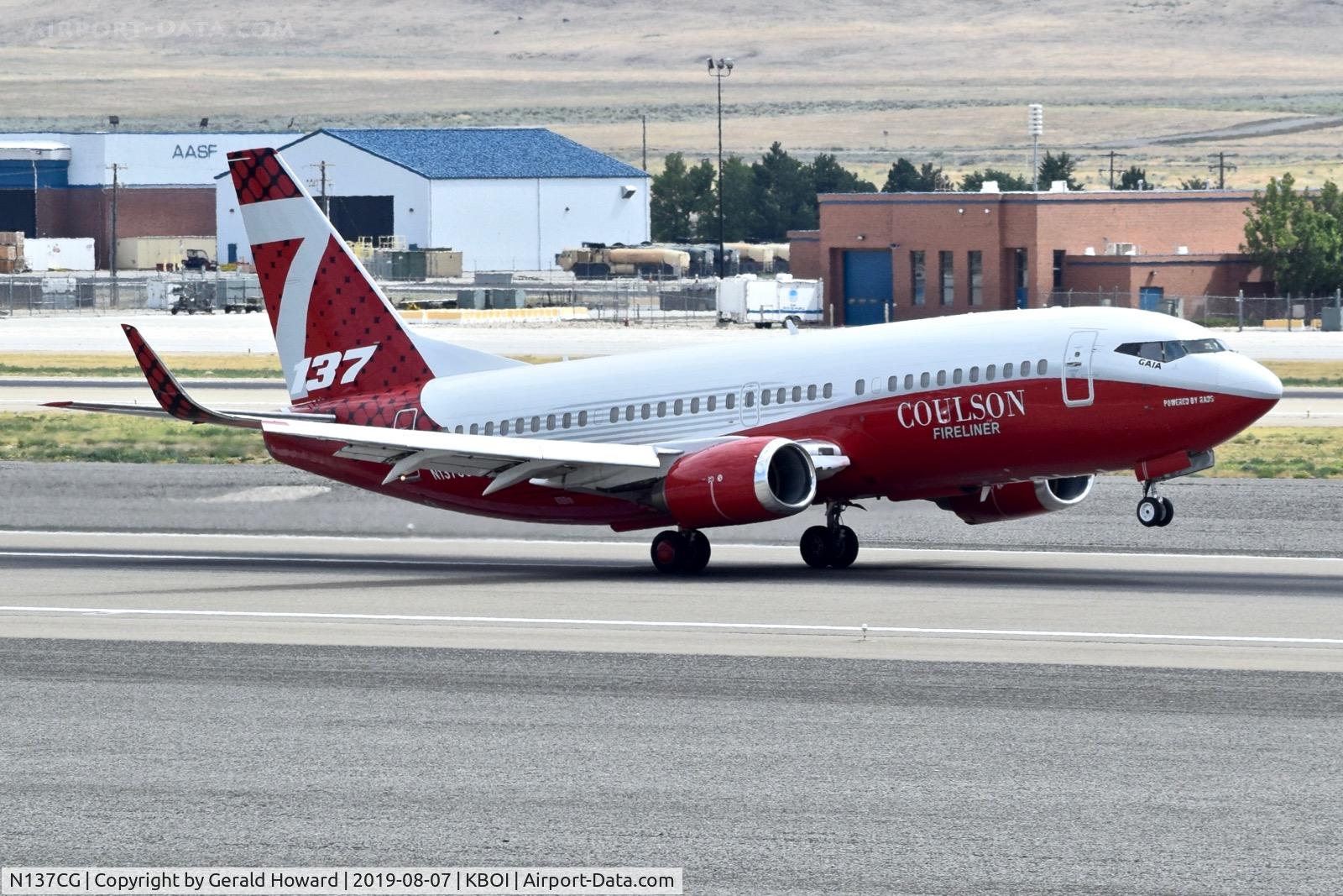 N137CG, 1995 Boeing 737-3H4 C/N 27700, Take off run on RWY 28R.