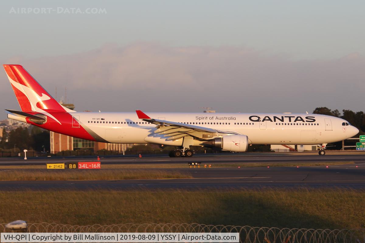 VH-QPI, 2005 Airbus A330-303 C/N 0705, onto 34L