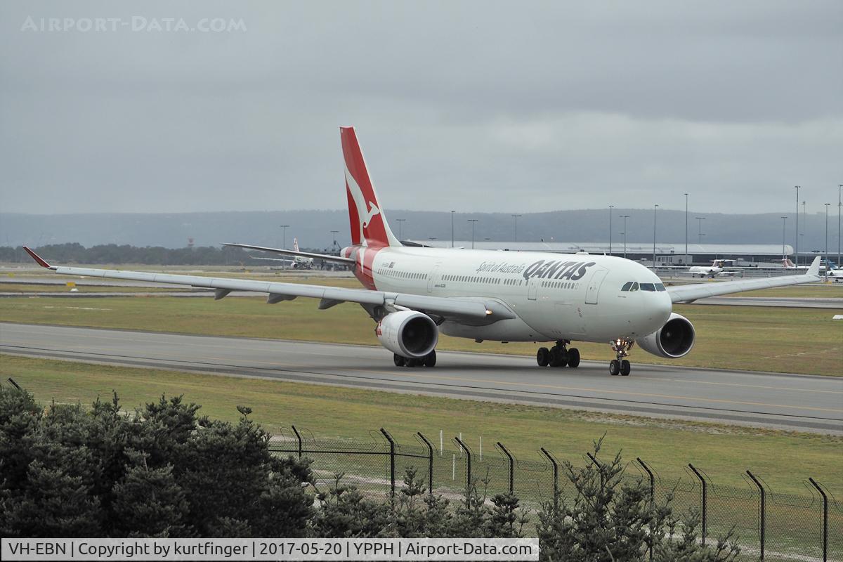 VH-EBN, 2010 Airbus A330-202 C/N 1094, Airbus A330. Qantas VH-EBN heading for runway 03 YPPH 200517.