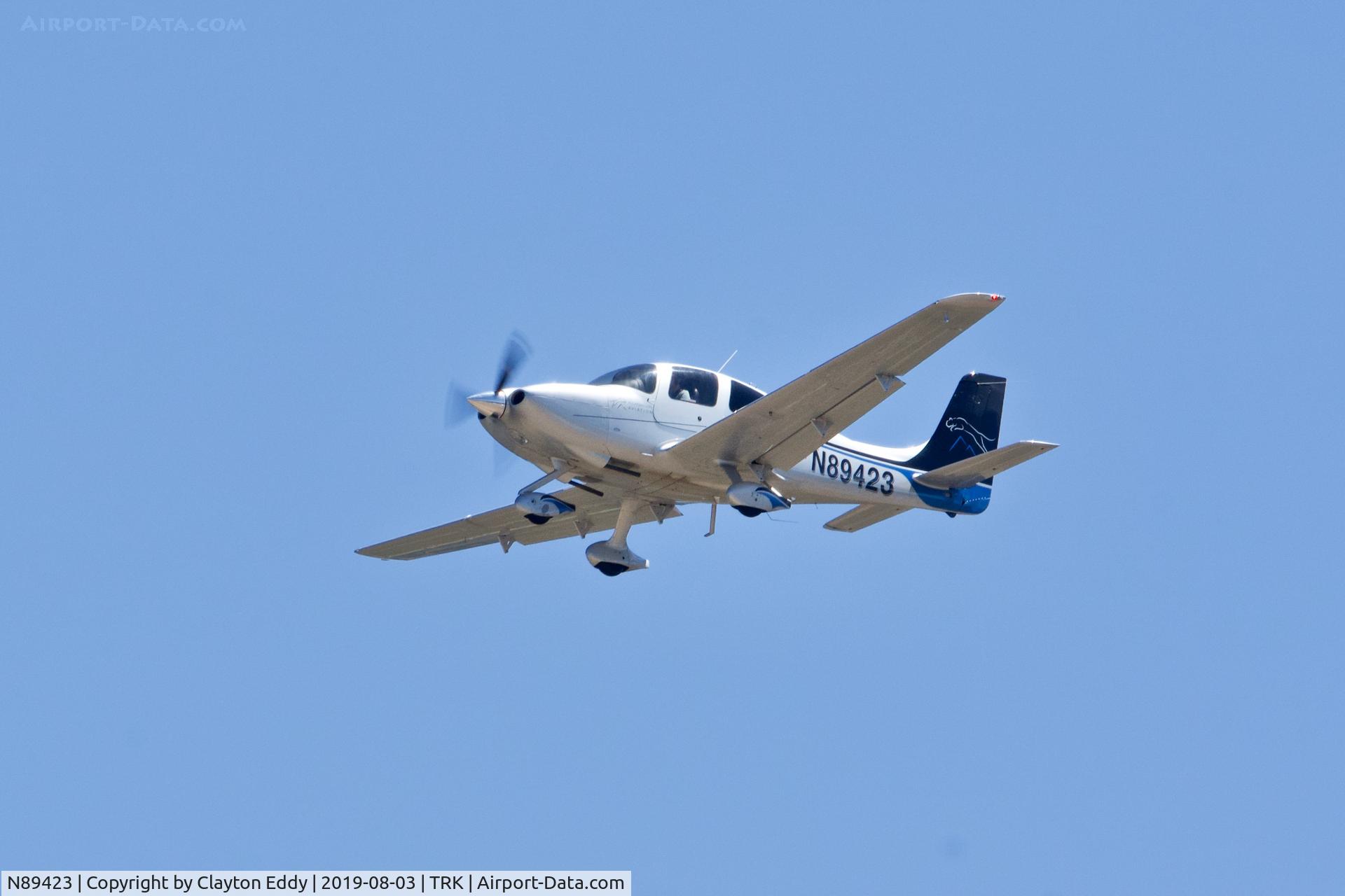 N89423, 2014 Cirrus SR20 C/N 2255, Truckee Airport California 2019.