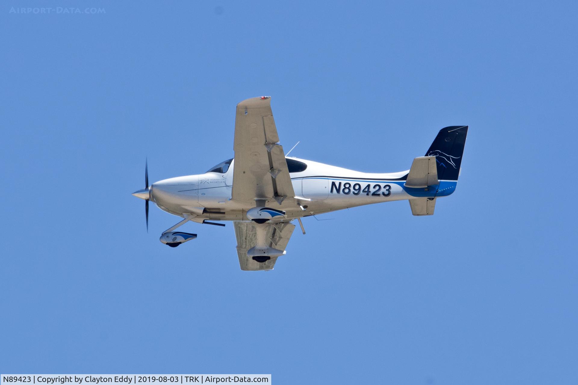 N89423, 2014 Cirrus SR20 C/N 2255, Truckee Airport California 2019.