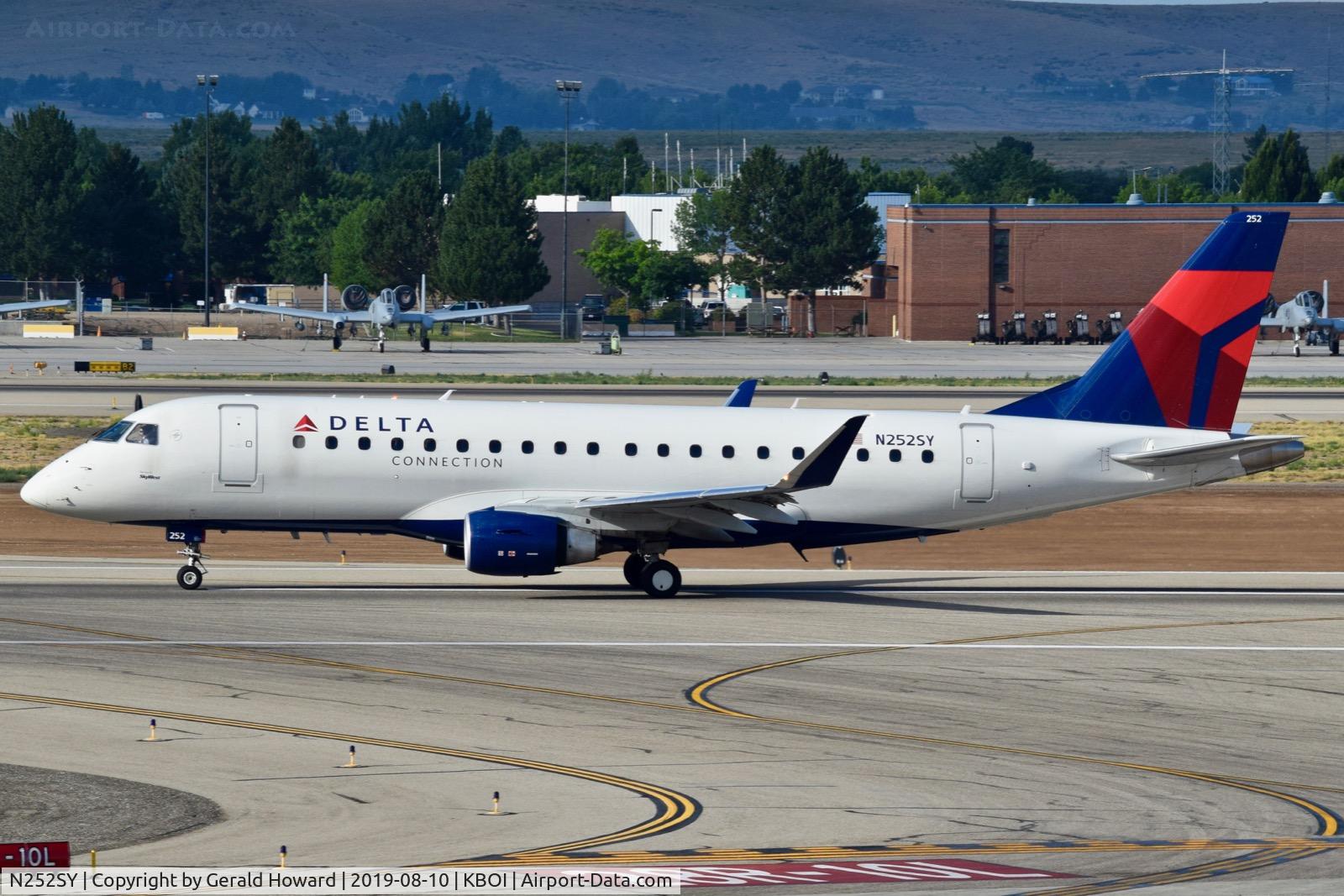 N252SY, 2016 Embraer 175LR (ERJ-170-200LR) C/N 17000612, Taxiing on Alpha.