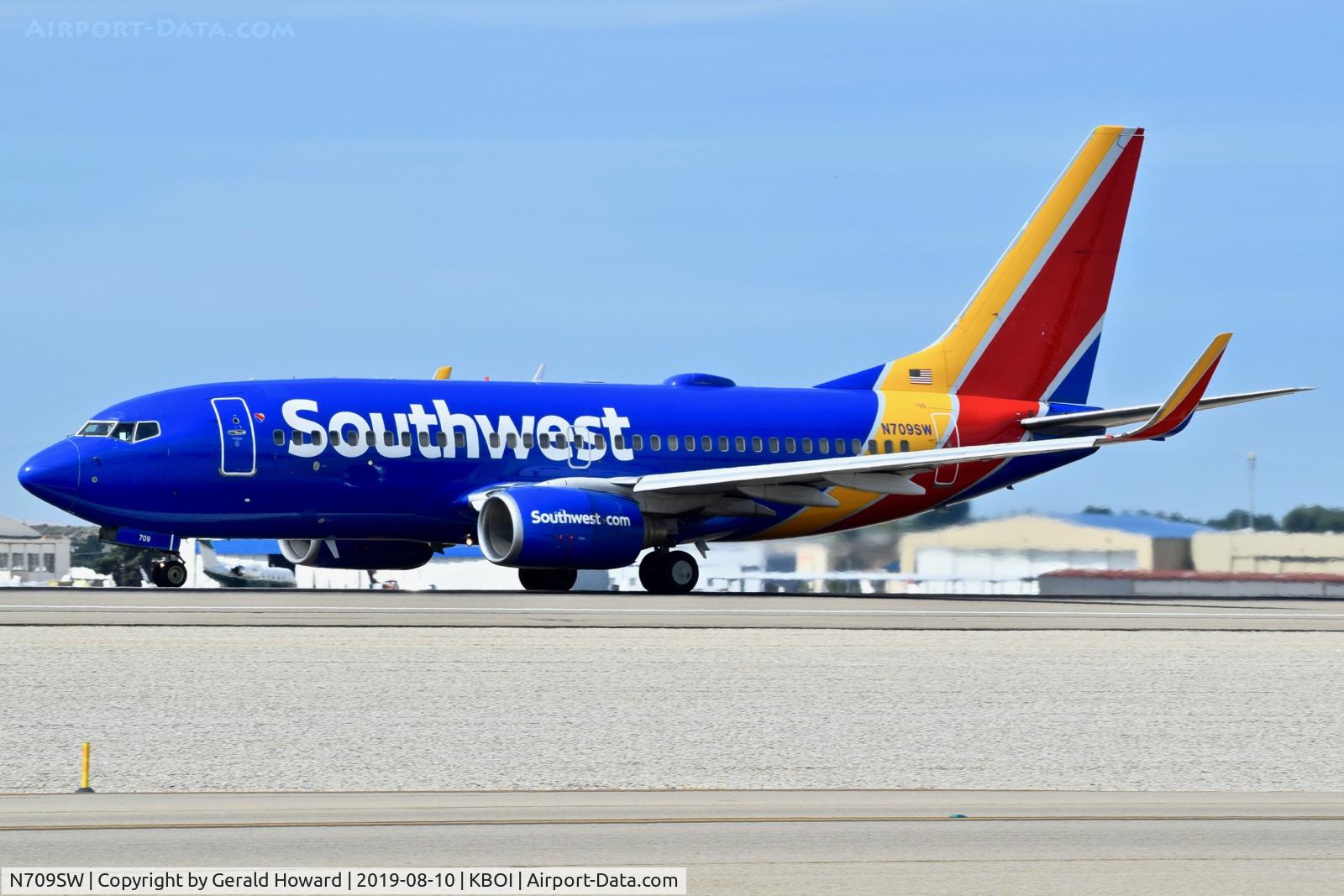 N709SW, 1998 Boeing 737-7H4 C/N 27843, Take off run on RWY 10L.