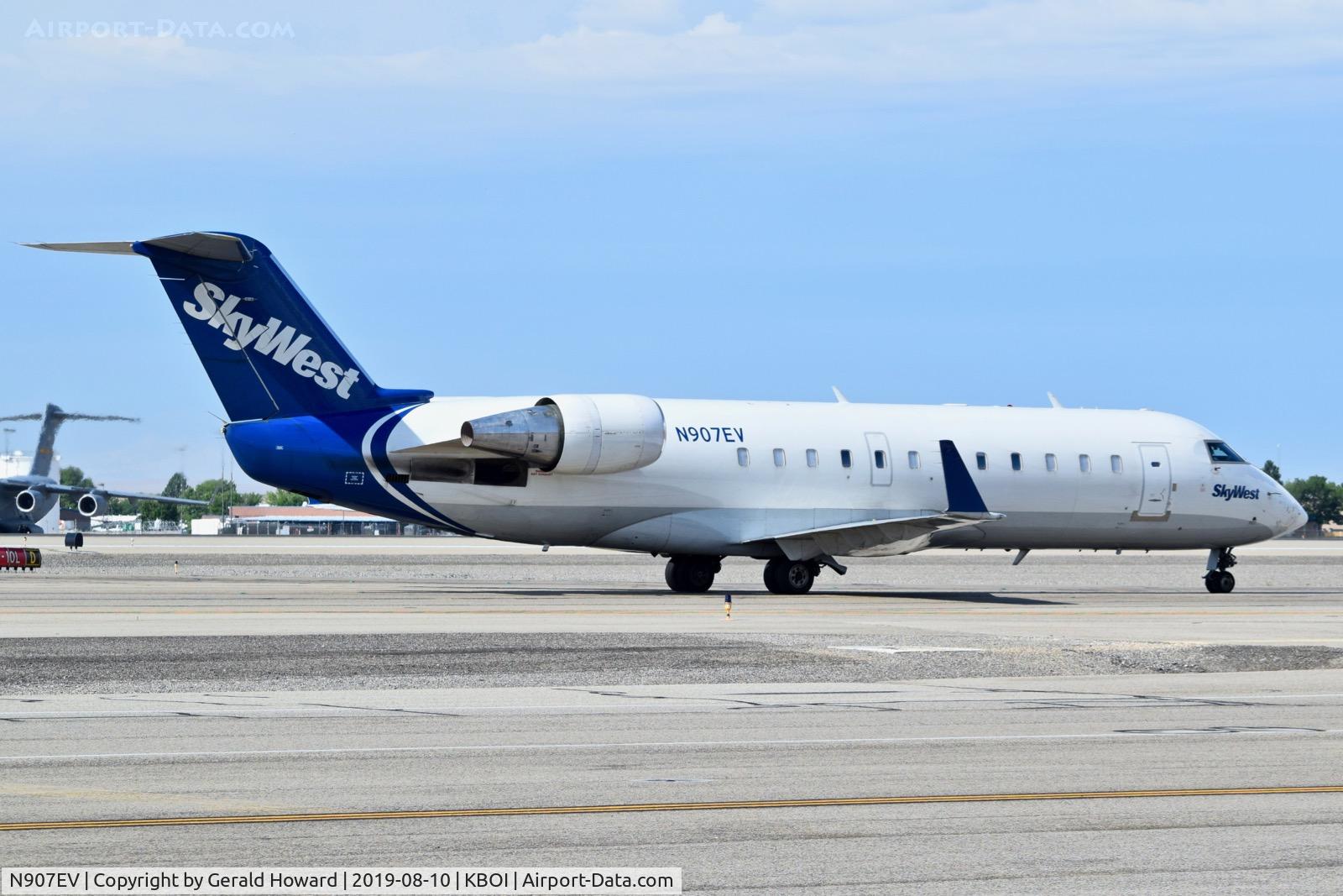 N907EV, 2002 Bombardier CRJ-200ER (CL-600-2B19) C/N 7648, Taxiing to the gate.