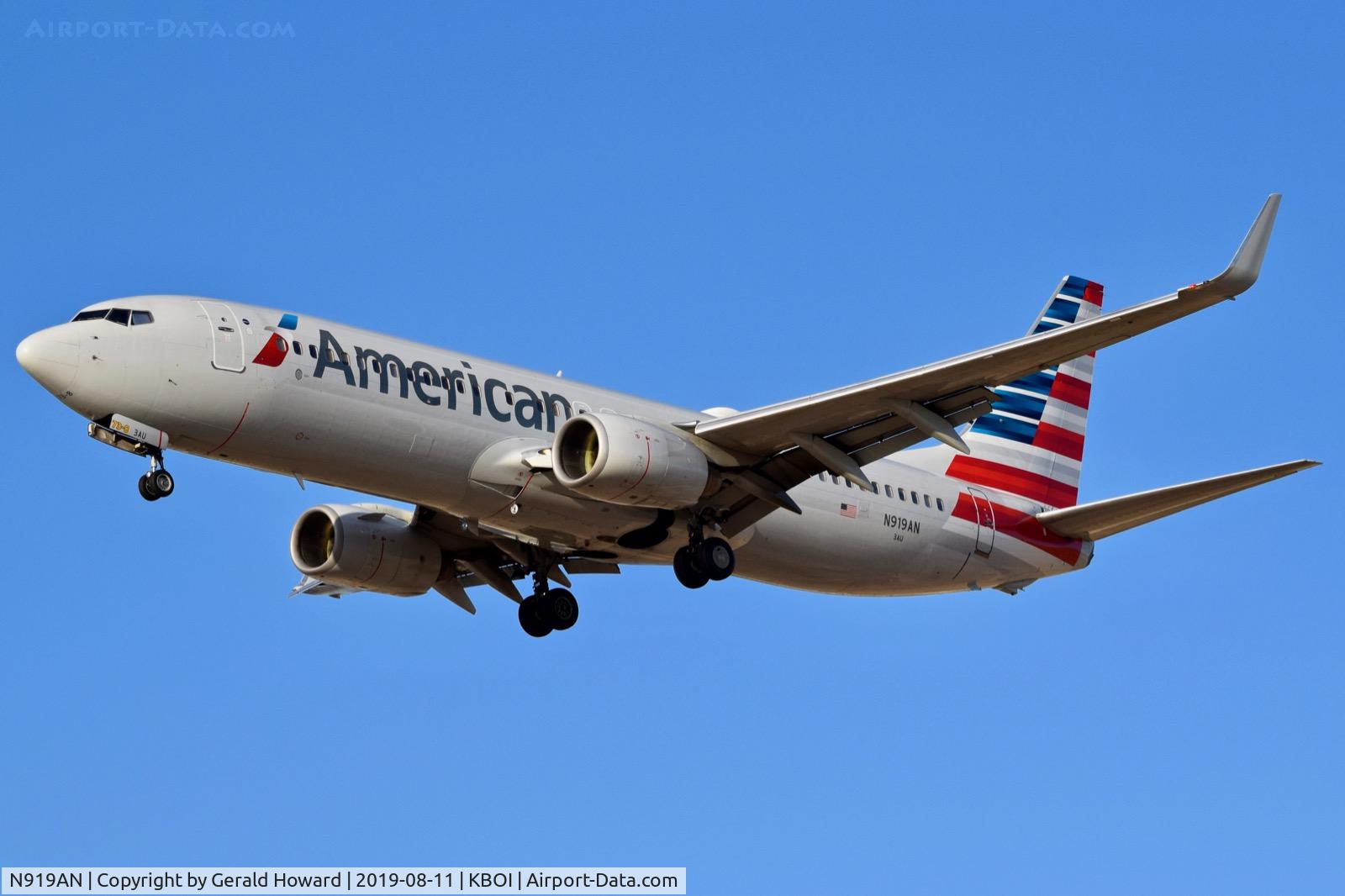 N919AN, 1999 Boeing 737-823 C/N 29520, Landing RWY 28R.
