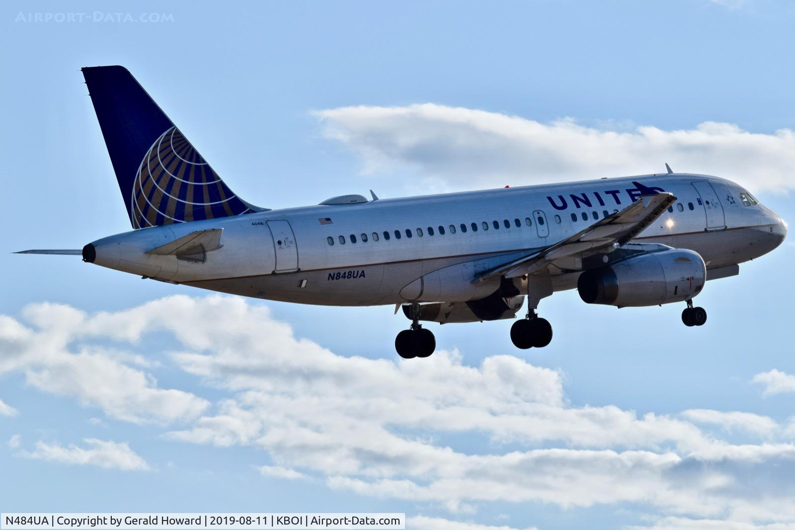 N484UA, 2001 Airbus A320-232 C/N 1609, Departing BOI.