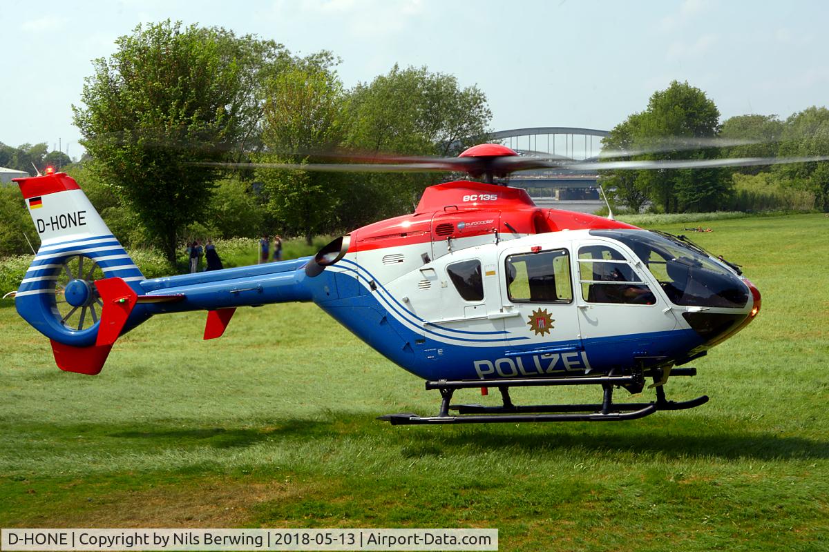 D-HONE, Eurocopter EC-135P-2 C/N 0338, Libelle 1 landing downtown Hamburg