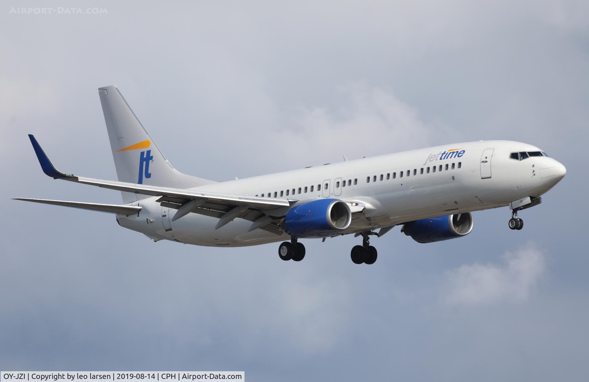 OY-JZI, 2002 Boeing 737-83N C/N 30643, Copenhagen 14.8.2019 on final to R-22L