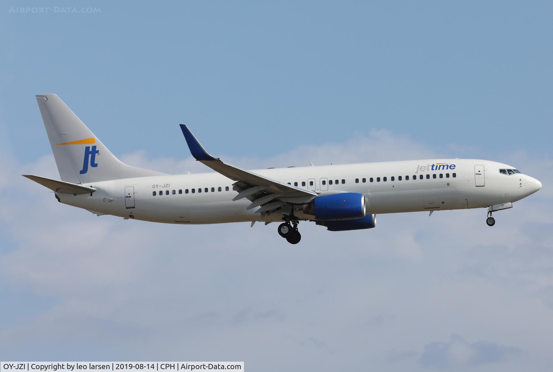 OY-JZI, 2002 Boeing 737-83N C/N 30643, Copenhagen 14.8.2019 on final to R-22L