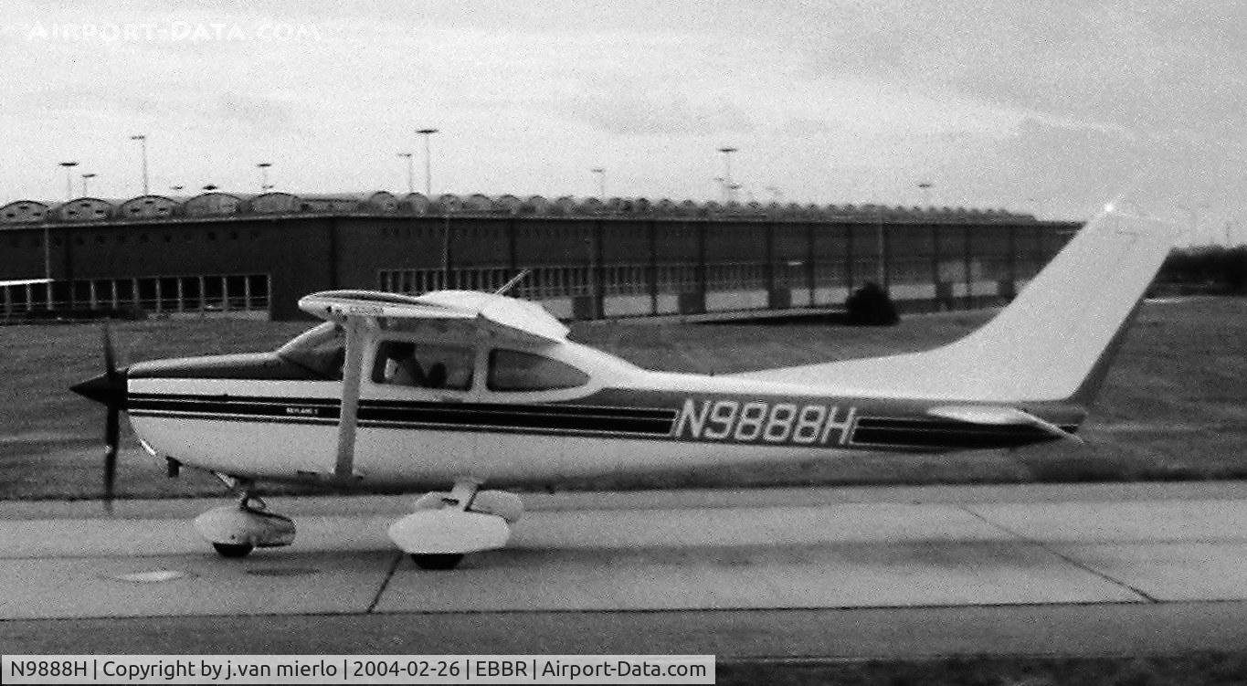 N9888H, Cessna T182 Skylane C/N 18268092, Taxiing Brussels, Belgium