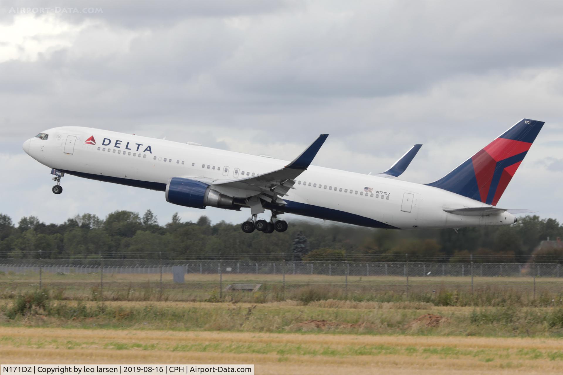 N171DZ, 1998 Boeing 767-332 C/N 29690, Copenhagen 16.8.2019 T/O R-22R