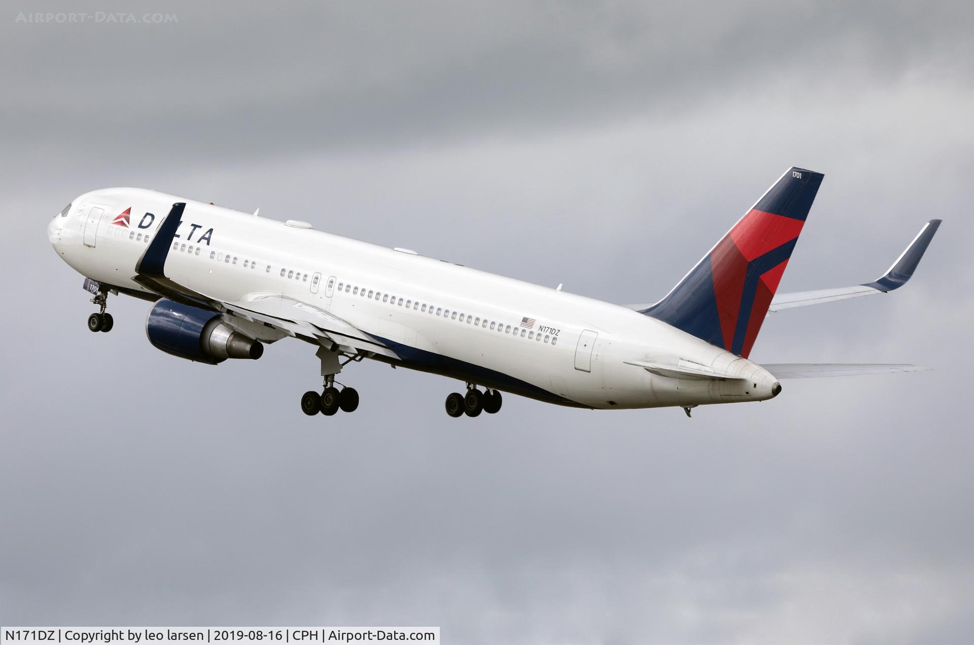 N171DZ, 1998 Boeing 767-332 C/N 29690, Copenhagen 16.8.2019 T/O R-22R