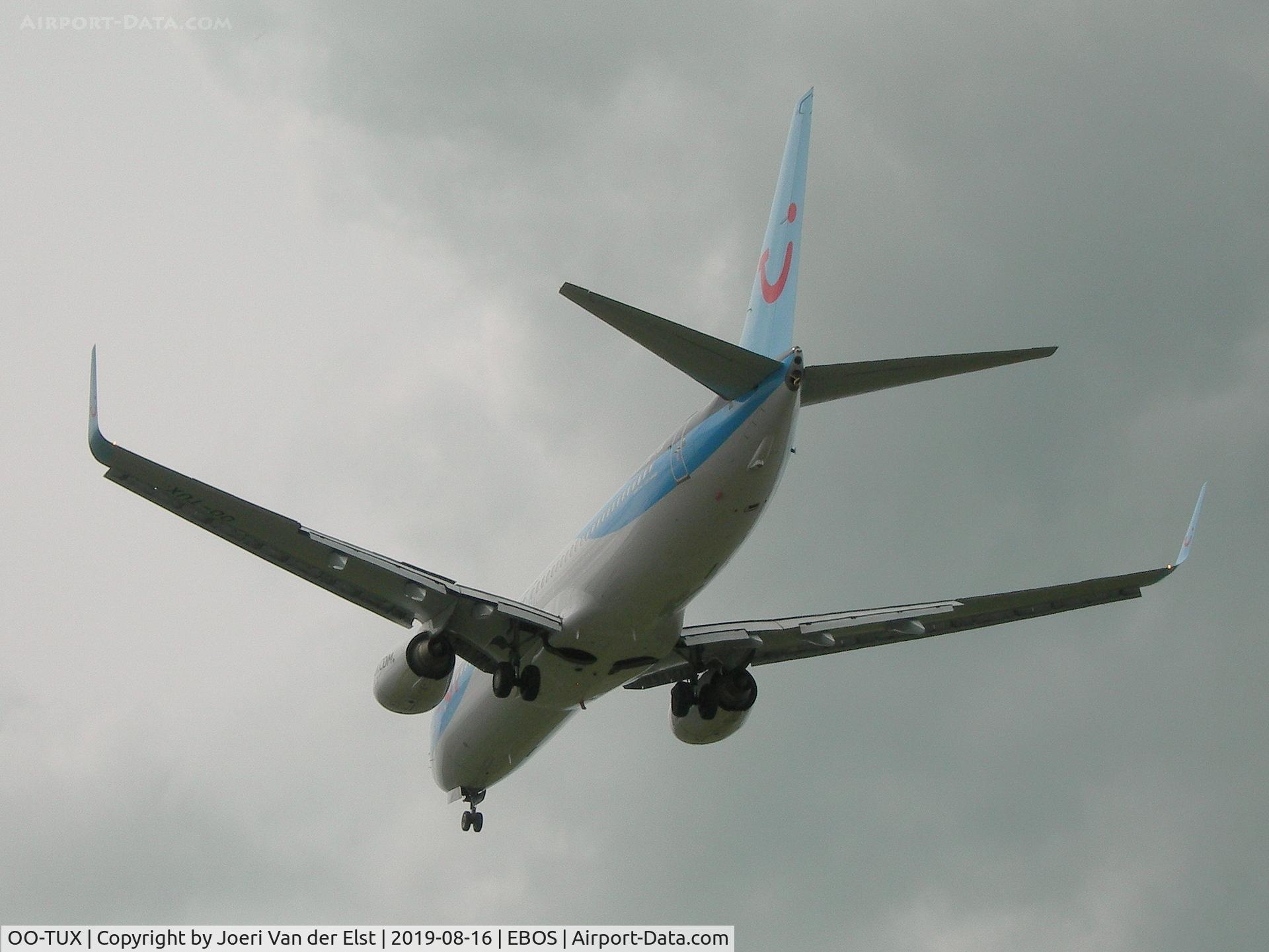 OO-TUX, 2009 Boeing 737-86N C/N 35647, Moments before touchdown rwy26