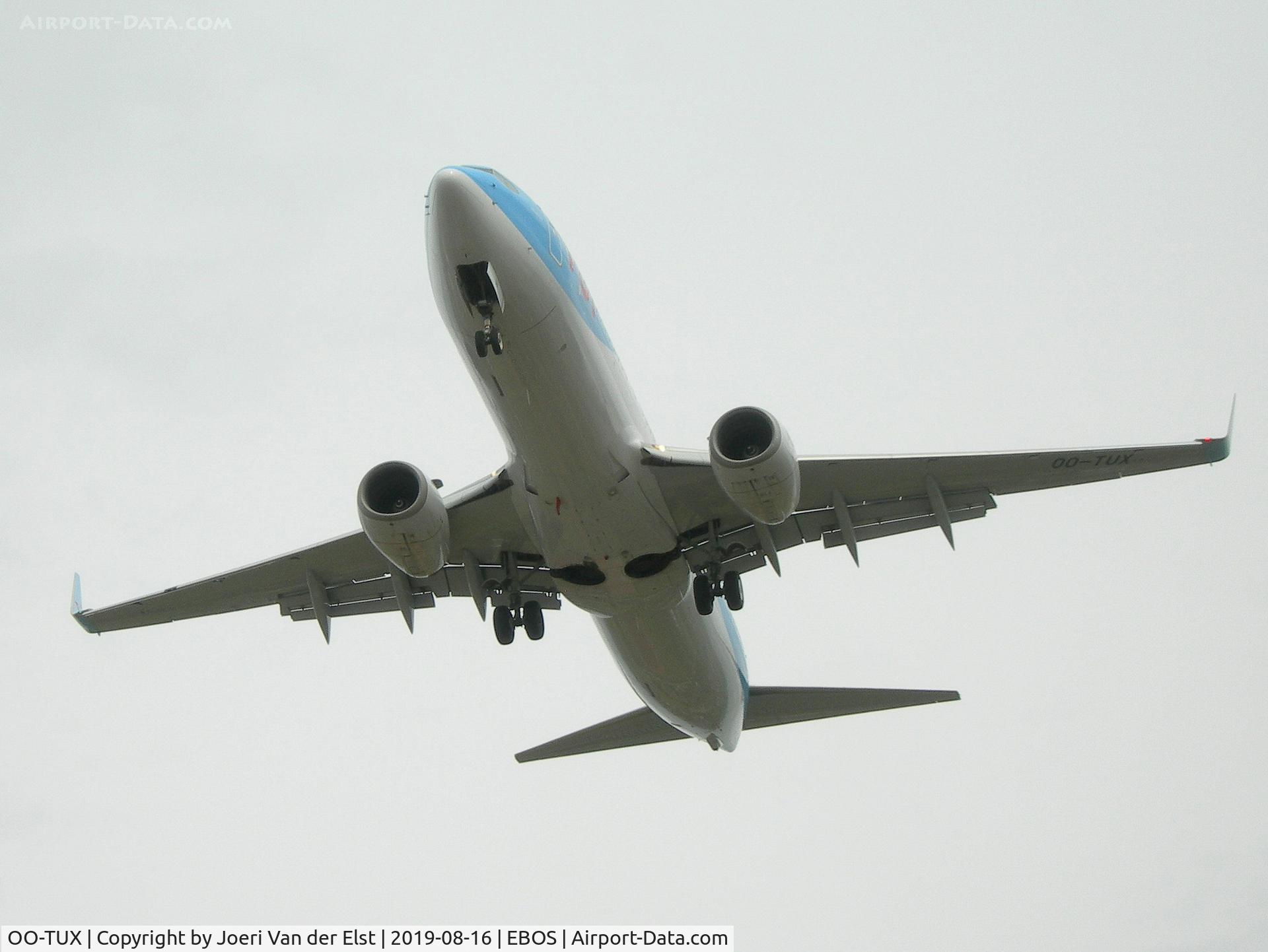 OO-TUX, 2009 Boeing 737-86N C/N 35647, Moments before touchdown rwy26