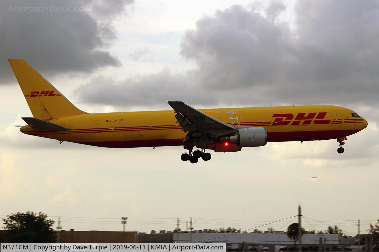 N371CM, 1994 Boeing 767-338 C/N 25577, No comment.