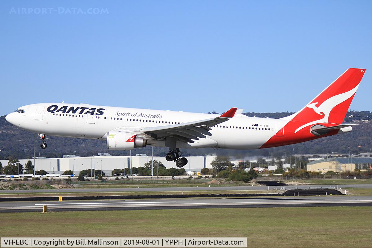 VH-EBC, 2003 Airbus A330-201 C/N 0506, finals to 0-3