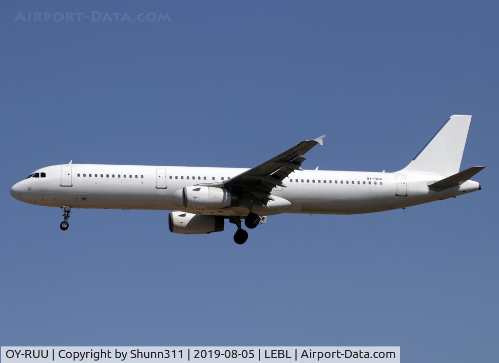 OY-RUU, 1998 Airbus A321-231 C/N 878, Landing rwy 25R in all white c/s without titles...