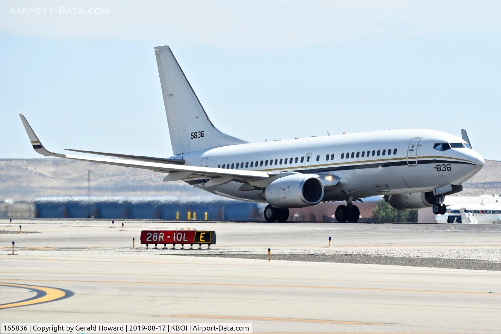 165836, 2004 Boeing C-40A Clipper C/N 33836, Take off run on RWY 28R.