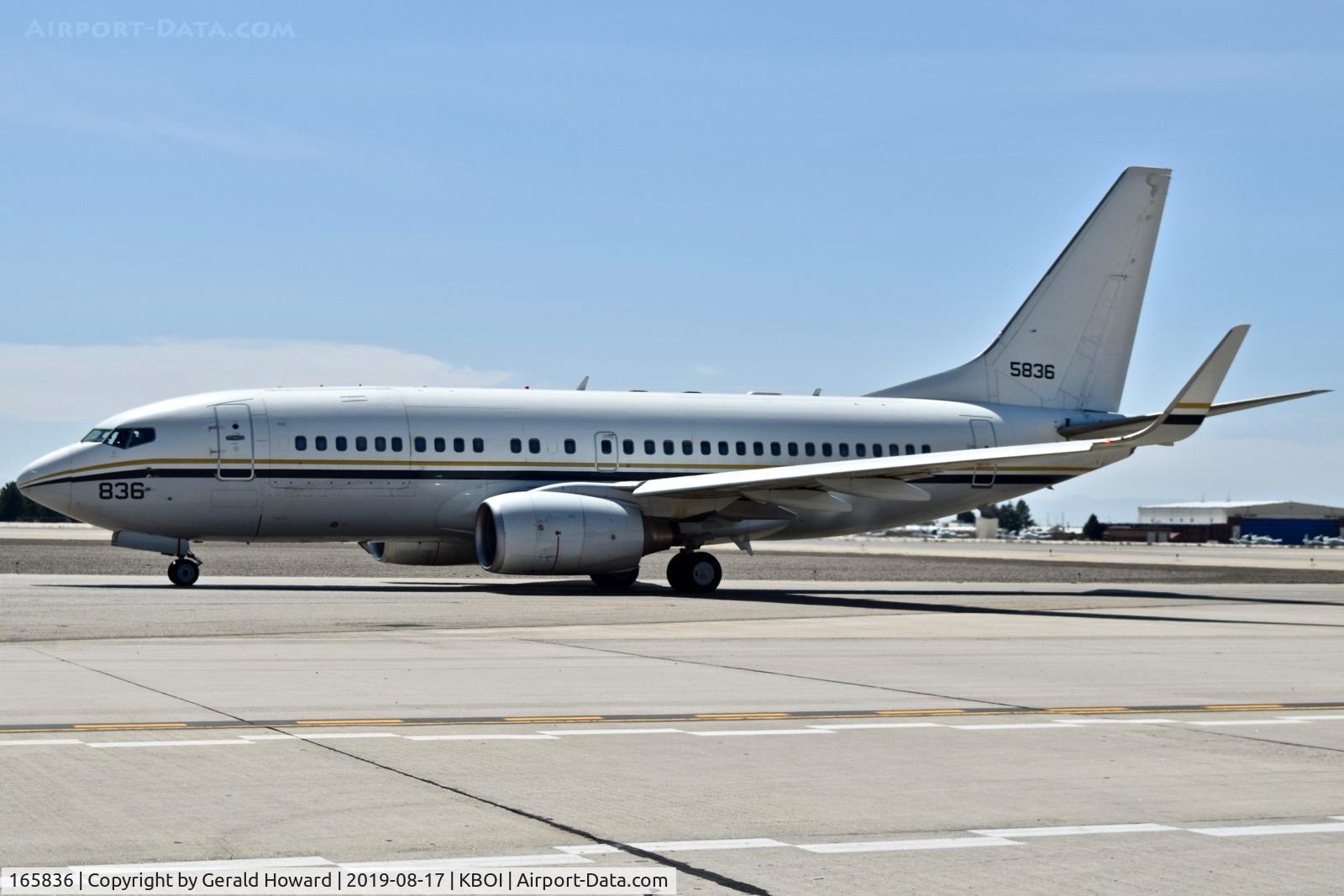 165836, 2004 Boeing C-40A Clipper C/N 33836, Taxiing on Alpha.