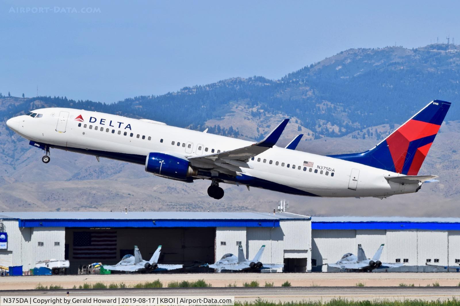 N375DA, 1998 Boeing 737-832 C/N 29623, Climb out from RWY 28R.
