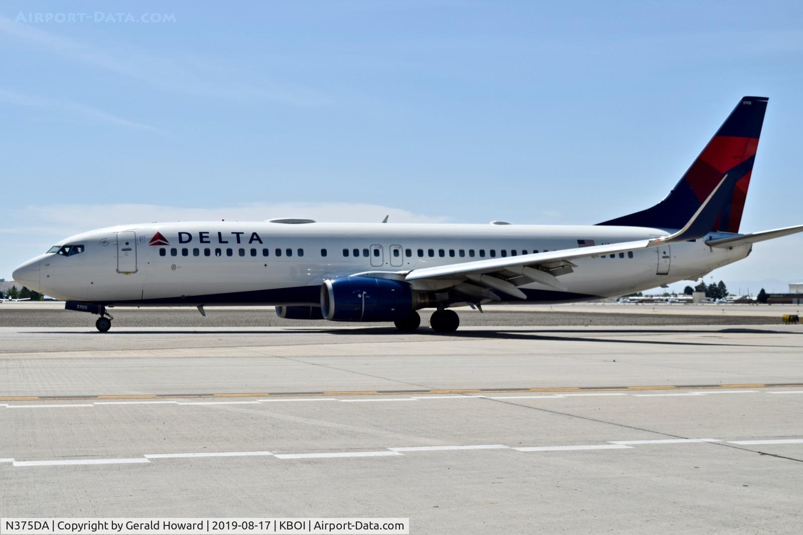 N375DA, 1998 Boeing 737-832 C/N 29623, Taxiing on Alpha.