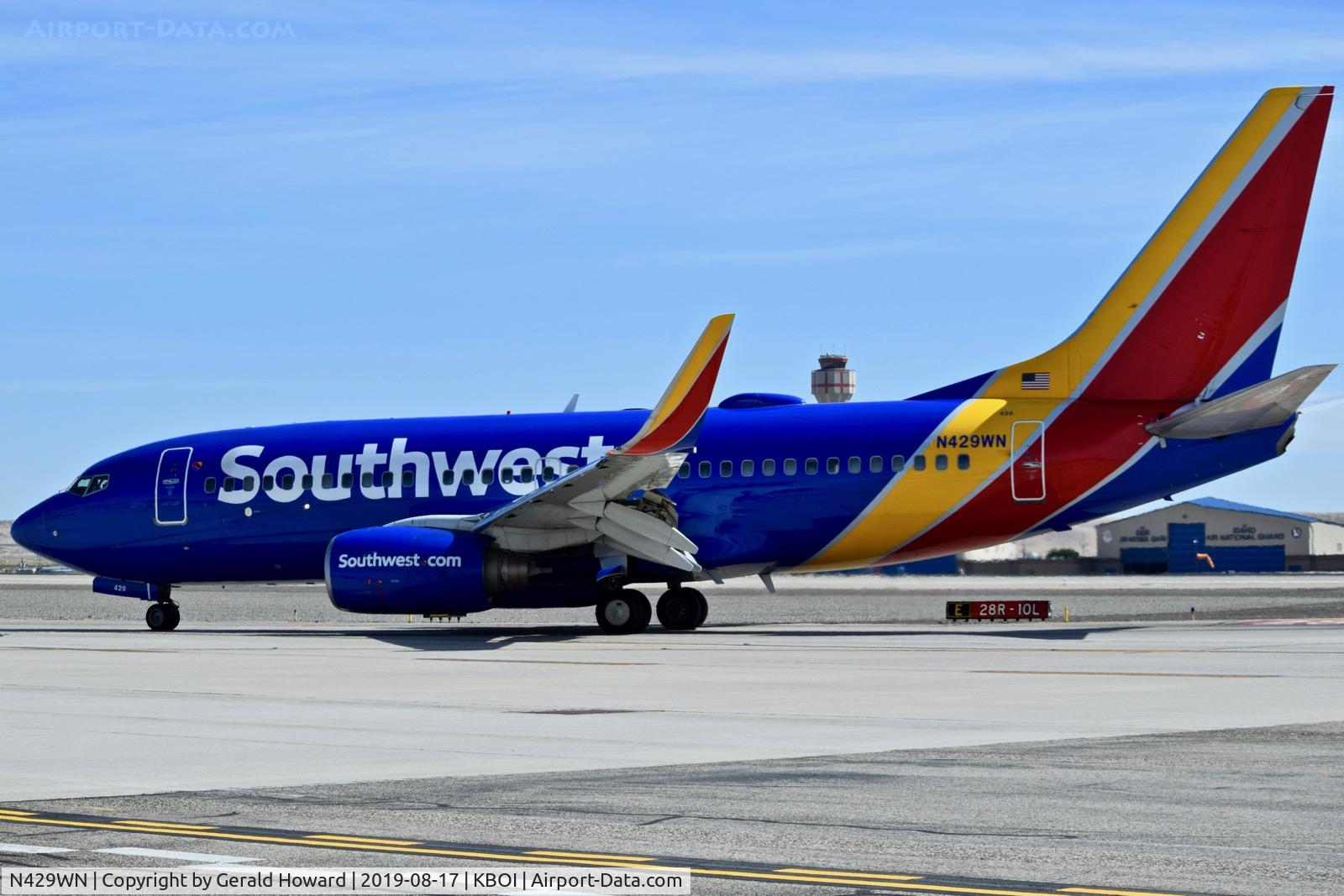 N429WN, 2002 Boeing 737-7H4 C/N 33658, Taxiing to the gate.
