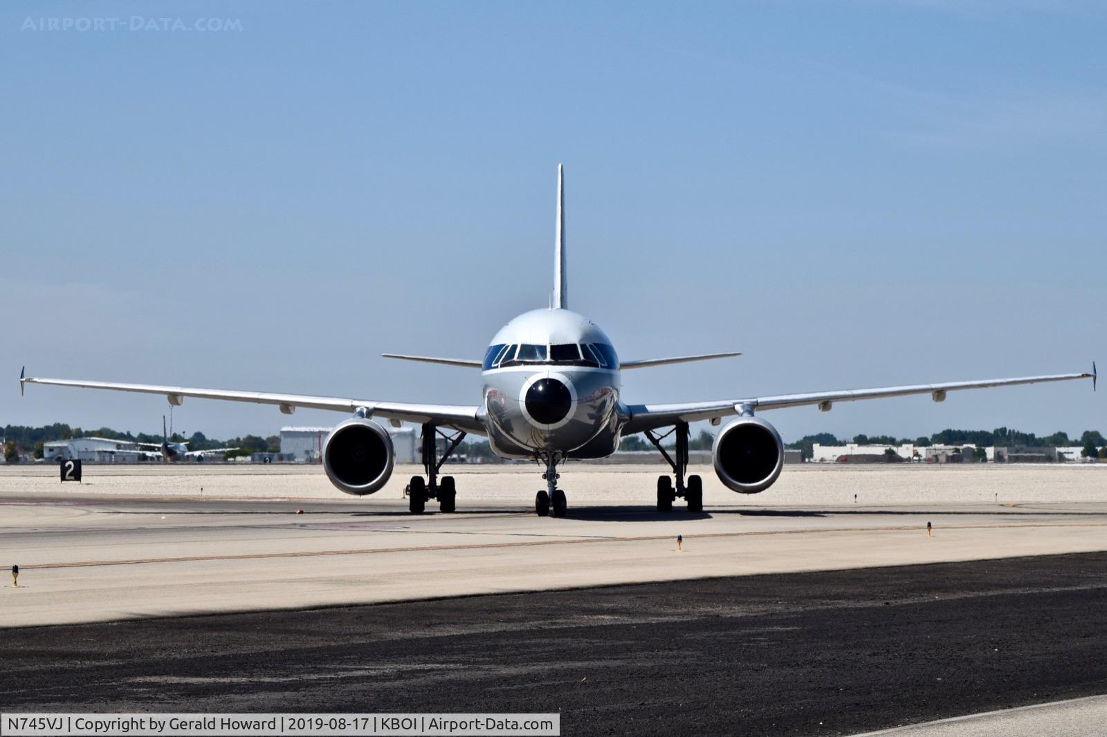 N745VJ, 2000 Airbus A319-112 C/N 1289, Turning onto Alpha from RWY 28R.