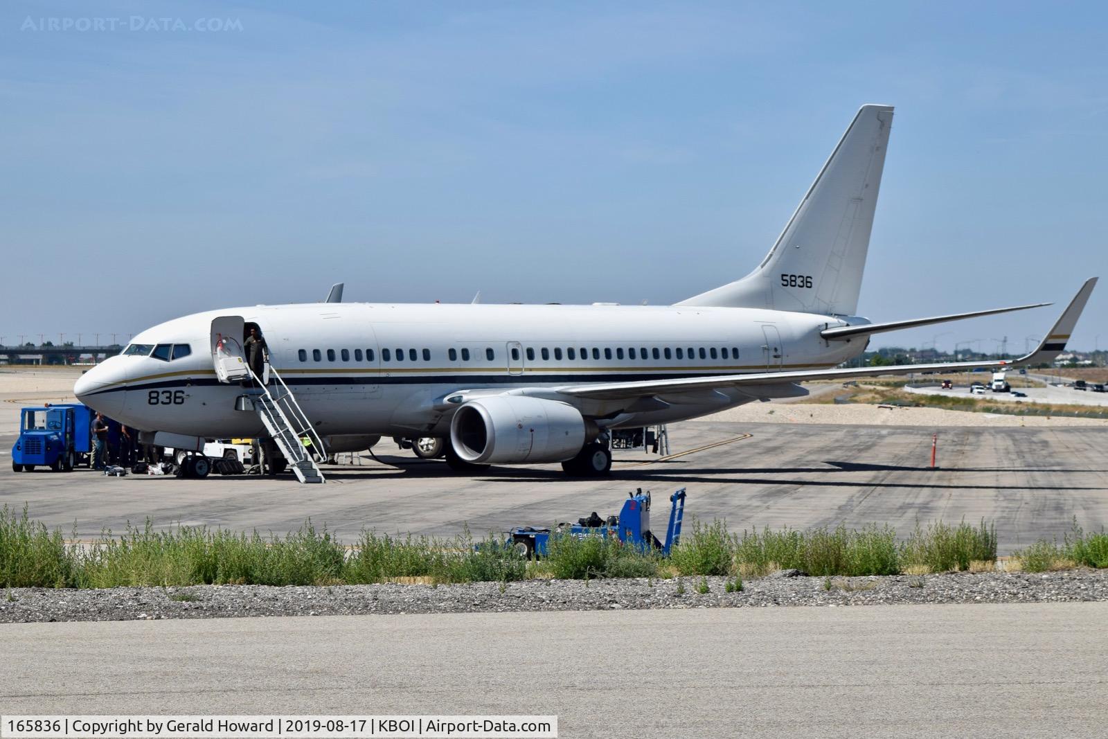 165836, 2004 Boeing C-40A Clipper C/N 33836, Navy transport bringing in military troops from two weeks active duty training.
