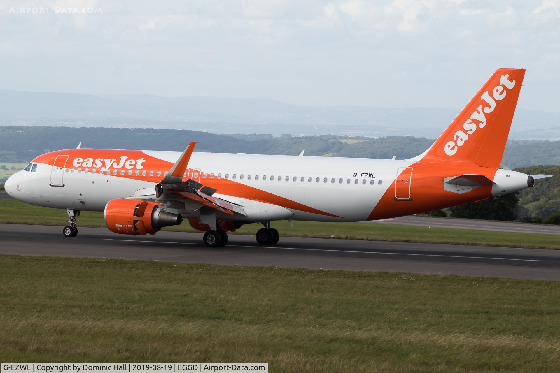 G-EZWL, 2013 Airbus A320-214 C/N 5702, Landing RWY 27
