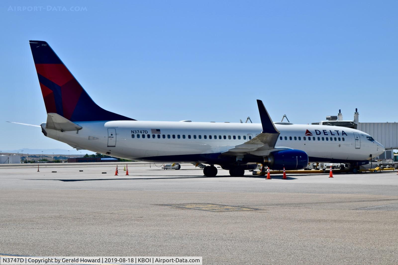 N3747D, 2001 Boeing 737-832 C/N 32374, Parked at the gate.