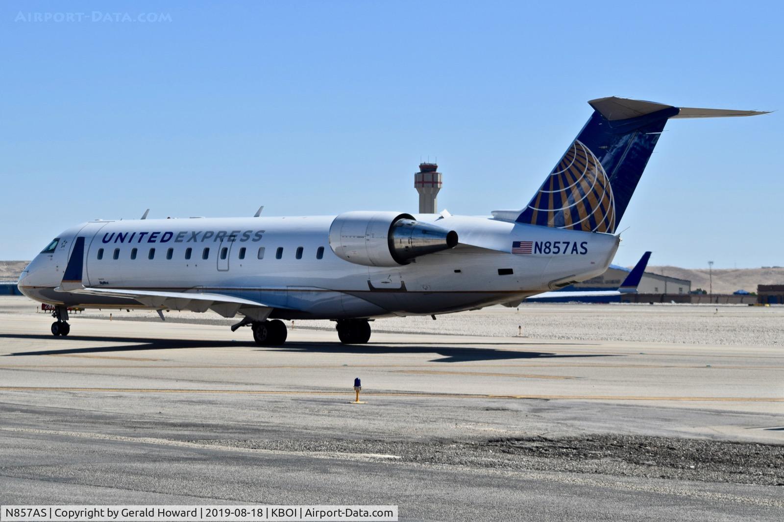 N857AS, 2000 Bombardier CRJ-200ER (CL-600-2B19) C/N 7411, Taxiing to the gate.