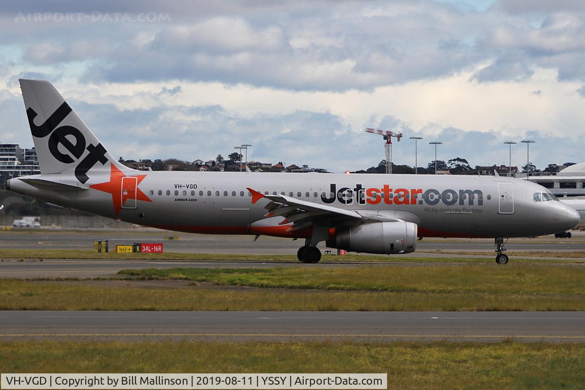 VH-VGD, 1989 Boeing 737-4YO C/N 23980, taxiing