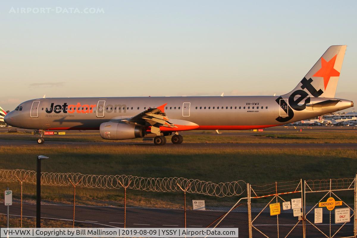 VH-VWX, 2009 Airbus A321-231 C/N 3899, TAXIING