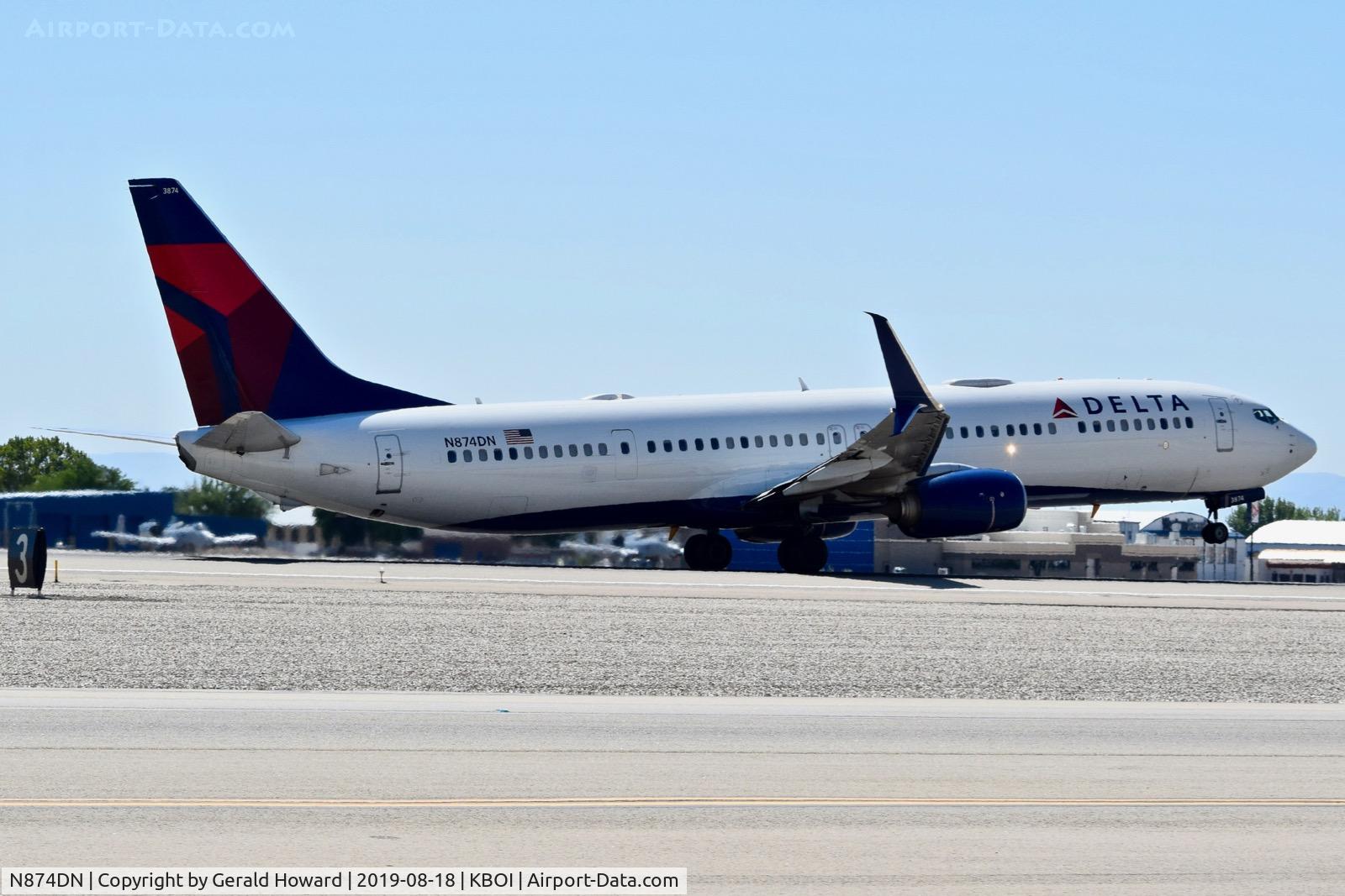 N874DN, 2017 Boeing 737-932/ER C/N 31985, Take off run.