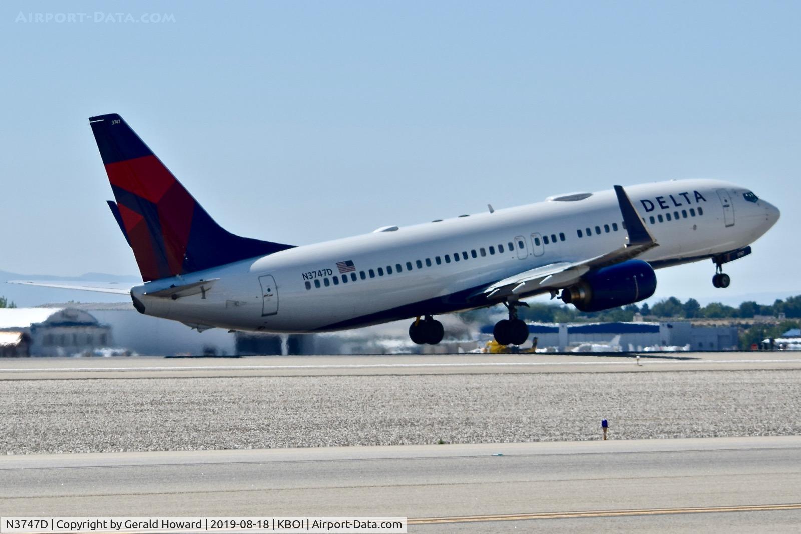 N3747D, 2001 Boeing 737-832 C/N 32374, Take off from RWY 28R.