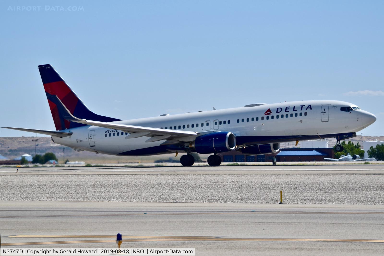 N3747D, 2001 Boeing 737-832 C/N 32374, Take off run on RWY 28R.