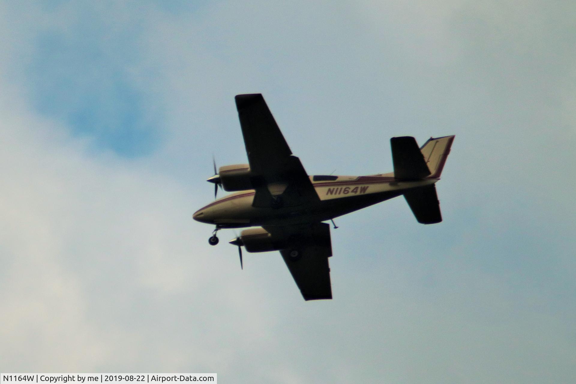 N1164W, 1967 Beech C55 Baron (95-C55) C/N TE-400, flew over