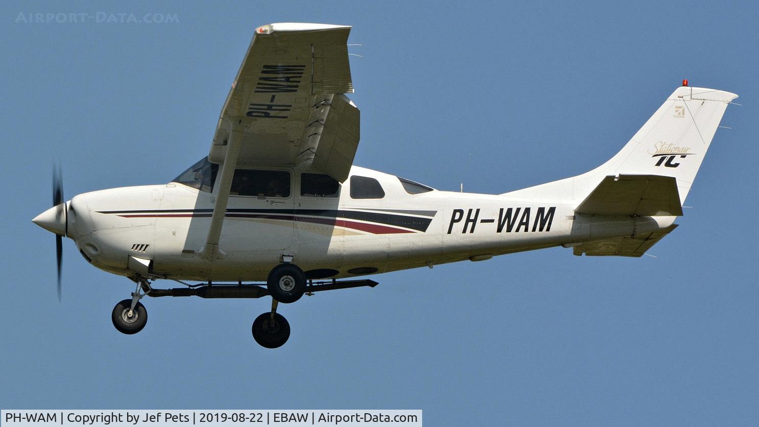 PH-WAM, 1999 Cessna T206H Turbo Stationair C/N T20608107, Landing at Antwerp.