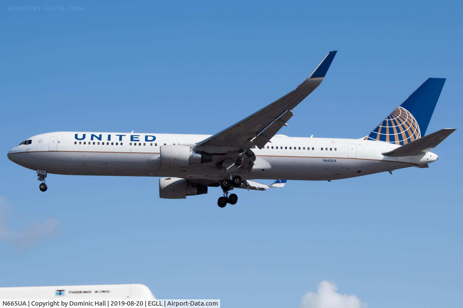N665UA, 1998 Boeing 767-322 C/N 29237, Landing RWY 27R