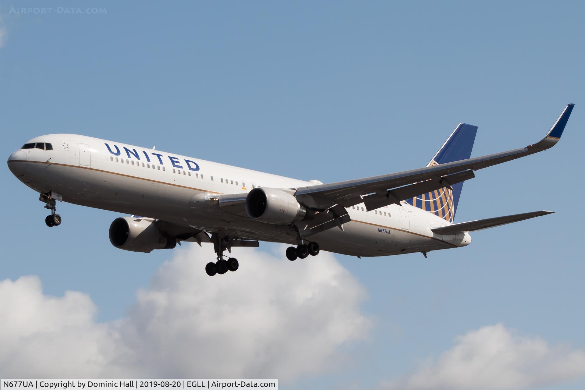 N677UA, 2001 Boeing 767-322 C/N 30029, Landing RWY 27R