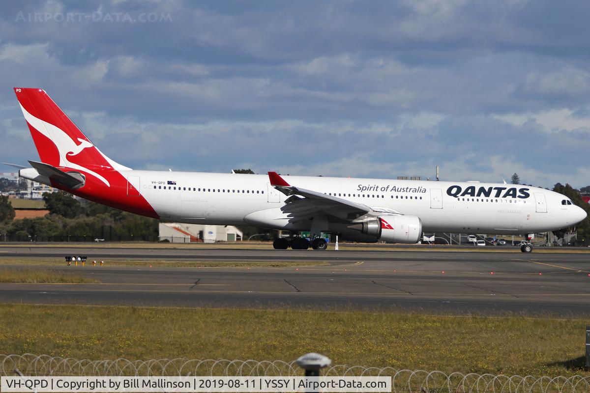 VH-QPD, 2004 Airbus A330-303 C/N 0574, taxiing