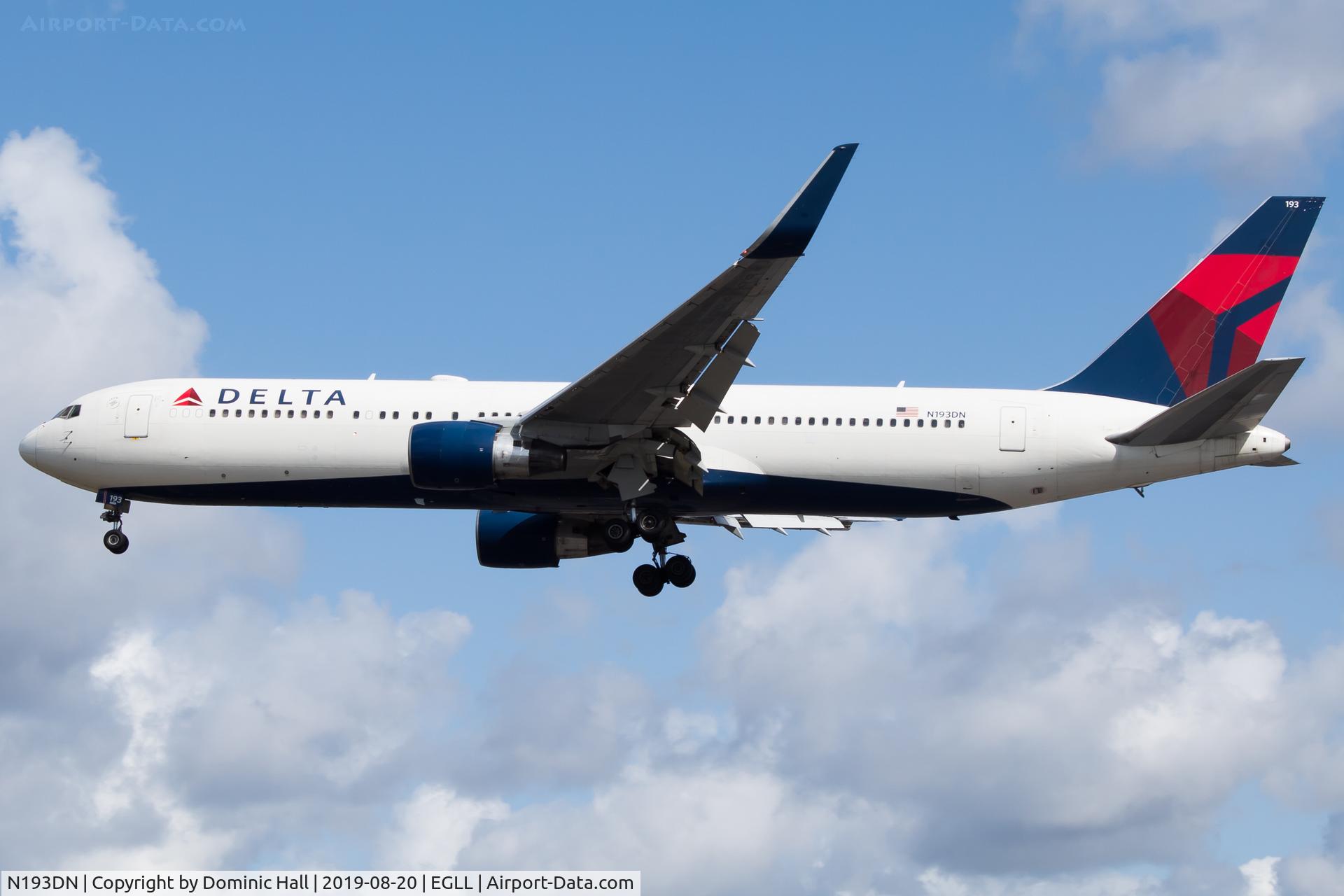 N193DN, 1997 Boeing 767-332 C/N 28450, Landing RWY 27R