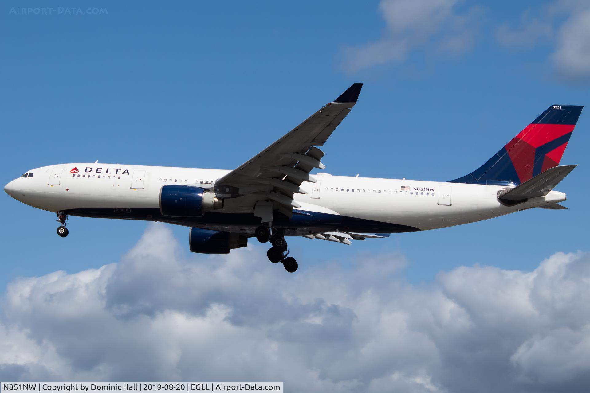 N851NW, 2004 Airbus A330-223 C/N 0609, Landing RWY 27R