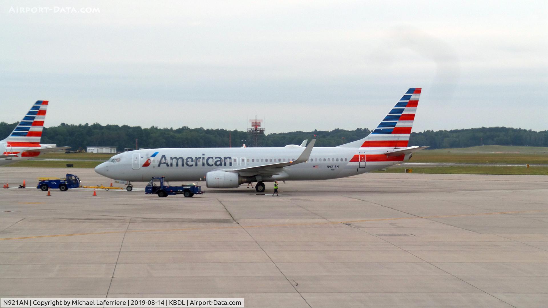 N921AN, 1999 Boeing 737-823 C/N 29522, American 737 being readied for takeoff, early AM @ Bradley airport