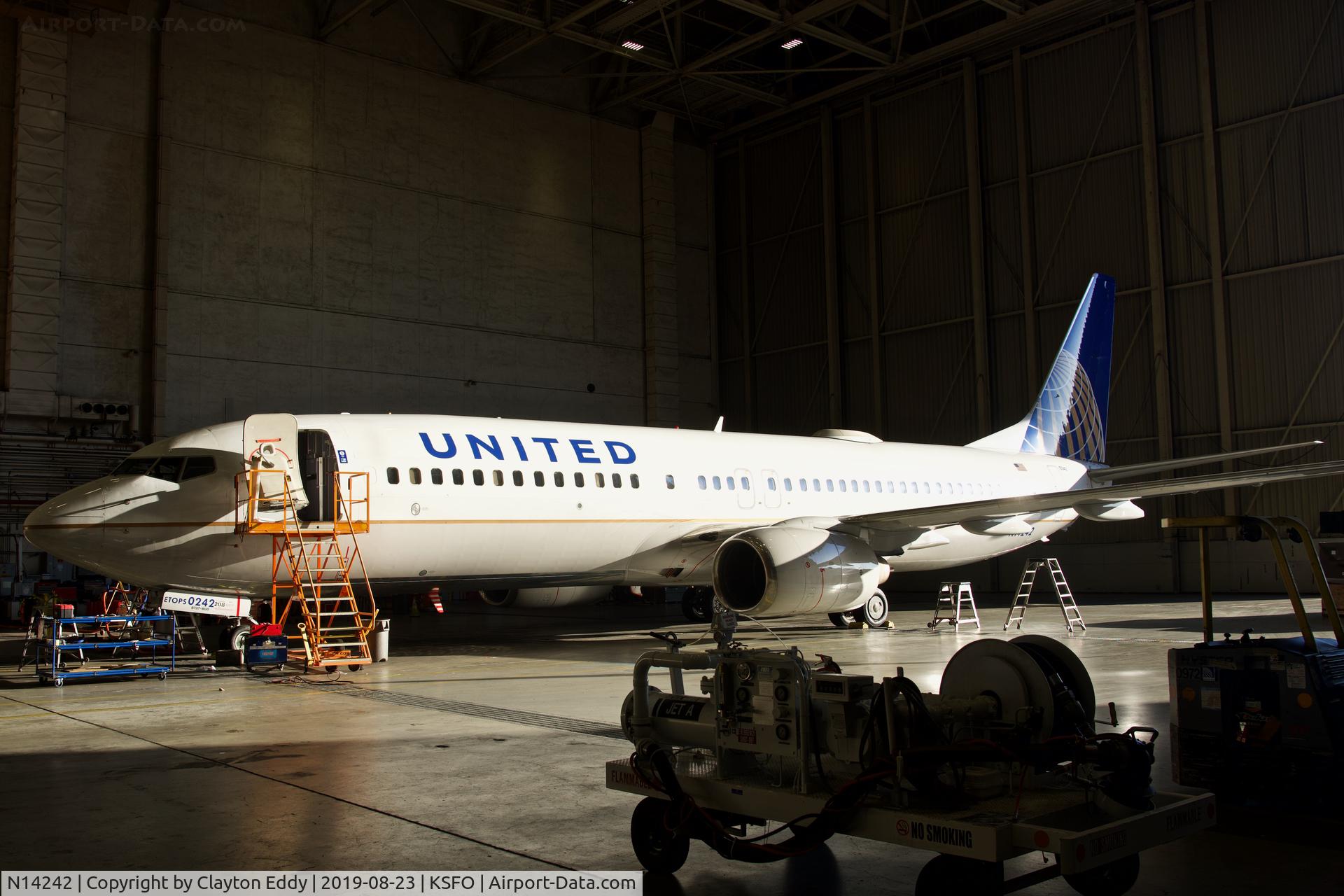 N14242, 1999 Boeing 737-824 C/N 28805, SFO 2019.