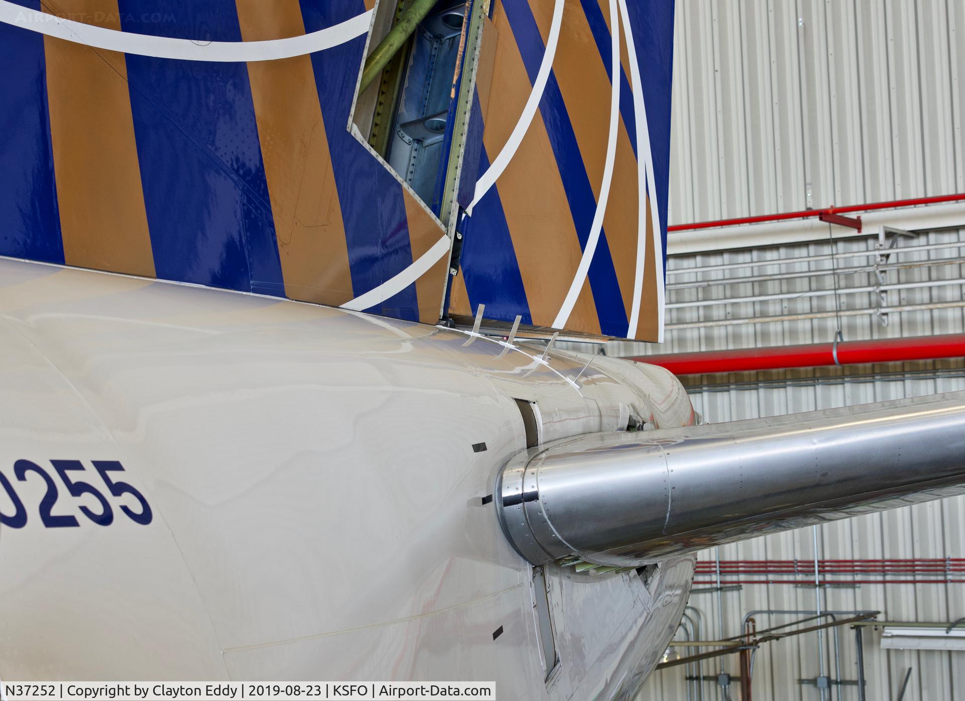N37252, 2000 Boeing 737-824 C/N 30583, SFO 2019.